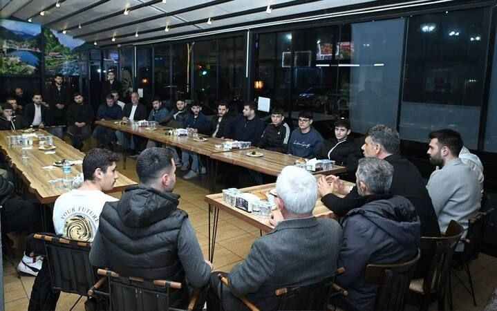 Gençlerden Kocaman’a destek