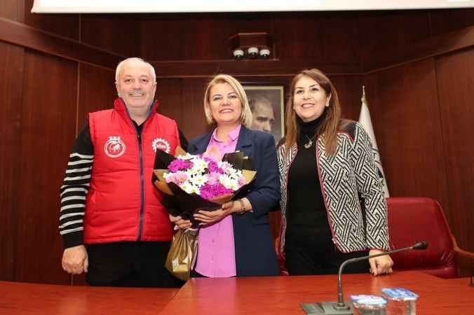 Hürriyet: “Belediyemizin emekçi kadınları 8 Mart’ta idari izinli” 