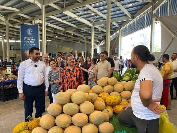 Hürriyet, yeniden ilçelerde: Esnaf ve vatandaşlarla bir araya geldi!