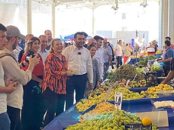 Hürriyet, yeniden ilçelerde: Esnaf ve vatandaşlarla bir araya geldi!