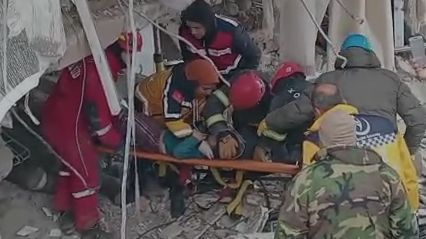 Depremin 60.saatinde Kocaeli ekipleri 2 kişiyi enkazdan sağ çıkardı