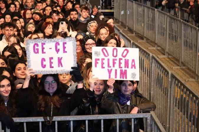 3’üncü İzmit Geleneksel Kadın Festivali’nde Emir Can İğrek rüzgarı