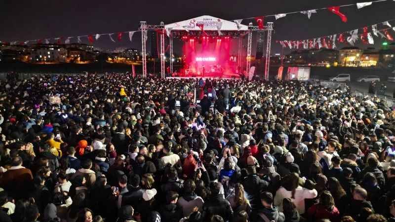 3’üncü İzmit Geleneksel Kadın Festivali’nde Emir Can İğrek rüzgarı