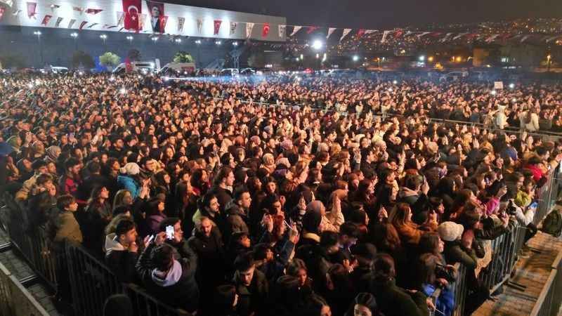 3’üncü İzmit Geleneksel Kadın Festivali’nde Emir Can İğrek rüzgarı