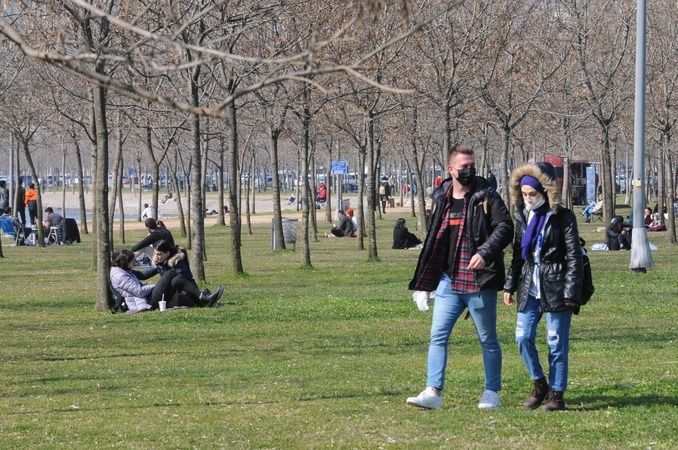 İzmit'te güneşli havayı görenler sahile akın etti 