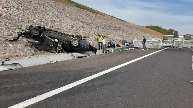 Konsolosluğa ait otomobil tabela direğine çarptı: 4 ölü 