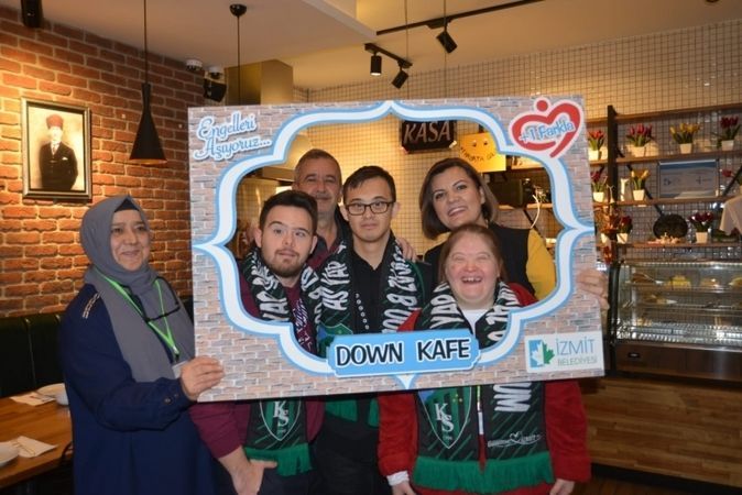 İzmit öğle yemeğinde Down Kafe'de buluşacak