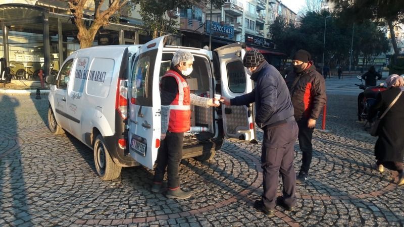 İzmitliler mobil büfeler ile güne sıcak çorbayla başlıyor
