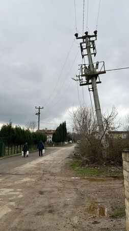 Tamyüksel; Yan yatan trafo direği ile Kartepe'ye ikinci Pisa Kulesi'ni getirdiler