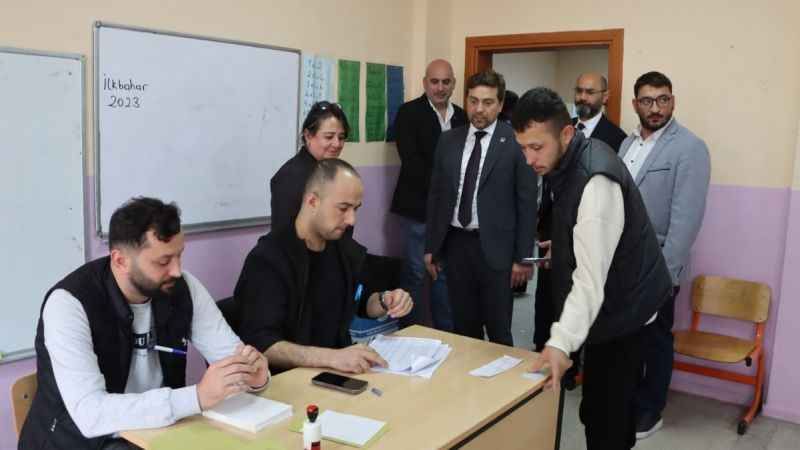 Bülent Sarı Kandıra’da okulları ziyaret etti