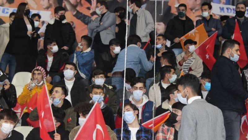 AK Partili gençlerin kongresinde sosyal mesafe unutuldu!