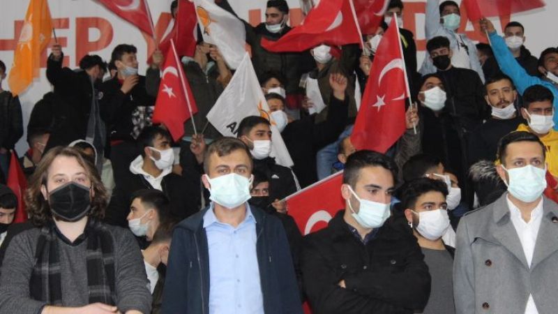 AK Partili gençlerin kongresinde sosyal mesafe unutuldu!