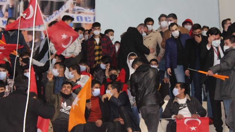 AK Partili gençlerin kongresinde sosyal mesafe unutuldu!