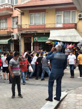 Taksi doğalgaz kutusuna çarptı sokak kapatıldı