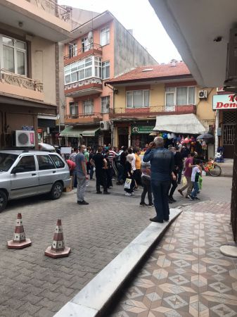 Taksi doğalgaz kutusuna çarptı sokak kapatıldı