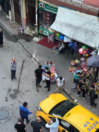 Taksi doğalgaz kutusuna çarptı sokak kapatıldı