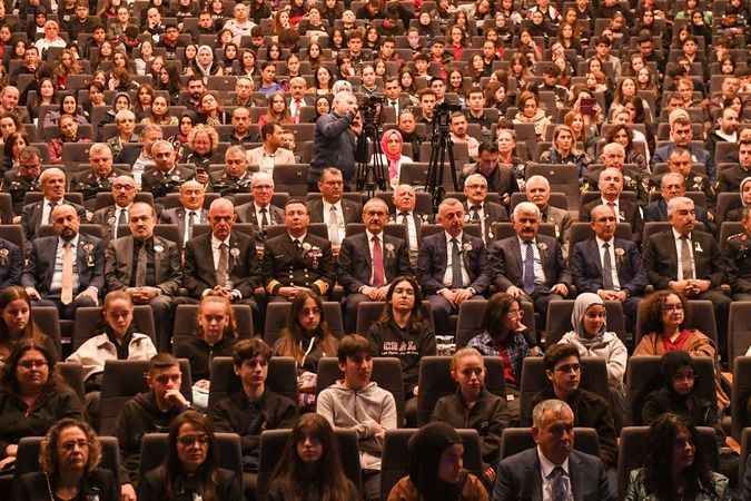 Öğrenciler Ata'yı duygu yüklü programla andı!