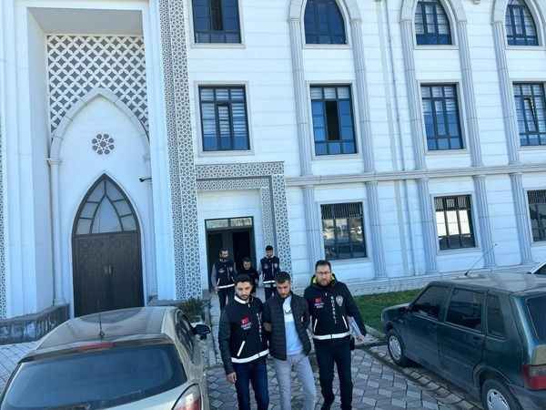 Okul bahçesinde veliyi bıçaklayarak öldüren baba ve oğlu tutuklandı