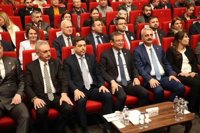 Bülent Sarı “Büyükşehir Belediyesi’ni Büyükakın’dan kurtarmak için yola çıktık” dedi salon yıkıldı!