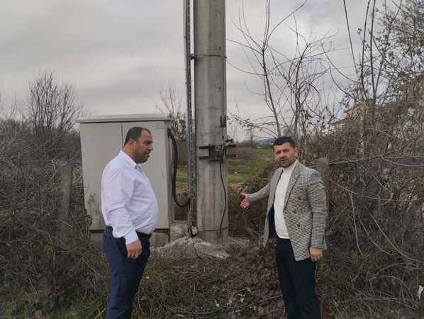 Tamyüksel; Yan yatan trafo direği ile Kartepe'ye ikinci Pisa Kulesi'ni getirdiler