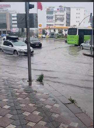 Gebze 10 dakikalık yağmura teslim oldu