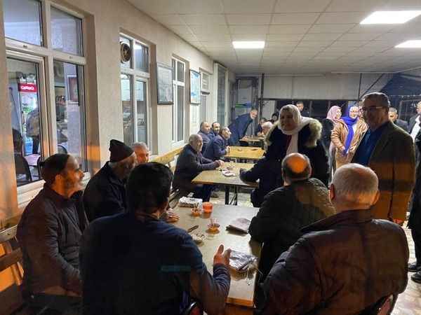 Hürriyet teravih sonrası Yenidoğan Merkez Camii’nde vatandaşla bir araya geldi