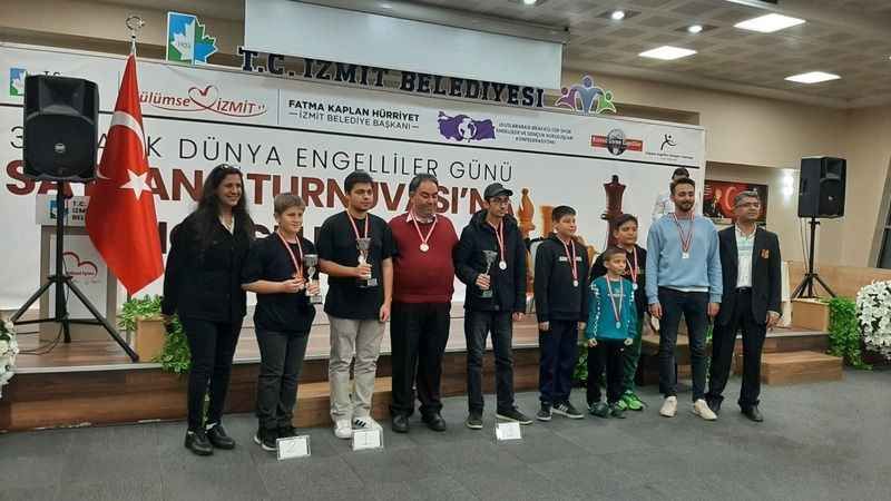 İzmit Belediyesi, engelli farkındalığına yönelik ödüllü satranç turnuvasına ev sahipliği yaptı