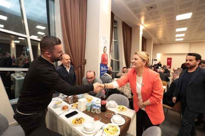 İzmit Belediyesi, iftar sofrasını bu yıl da muhtarlarla paylaştı