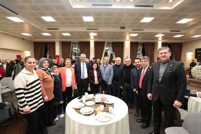 İzmit Belediyesi, iftar sofrasını bu yıl da muhtarlarla paylaştı