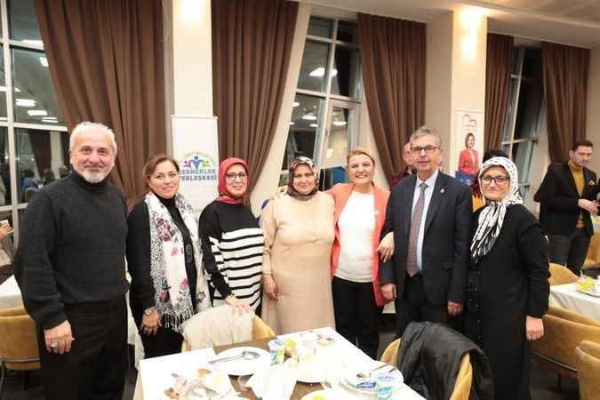 İzmit Belediyesi, iftar sofrasını bu yıl da muhtarlarla paylaştı