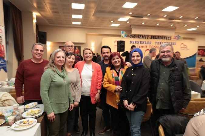 İzmit Belediyesi, iftar sofrasını bu yıl da muhtarlarla paylaştı