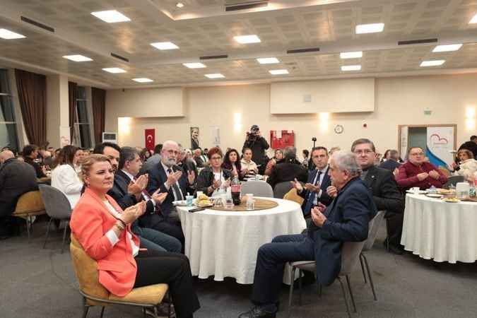 İzmit Belediyesi, iftar sofrasını bu yıl da muhtarlarla paylaştı