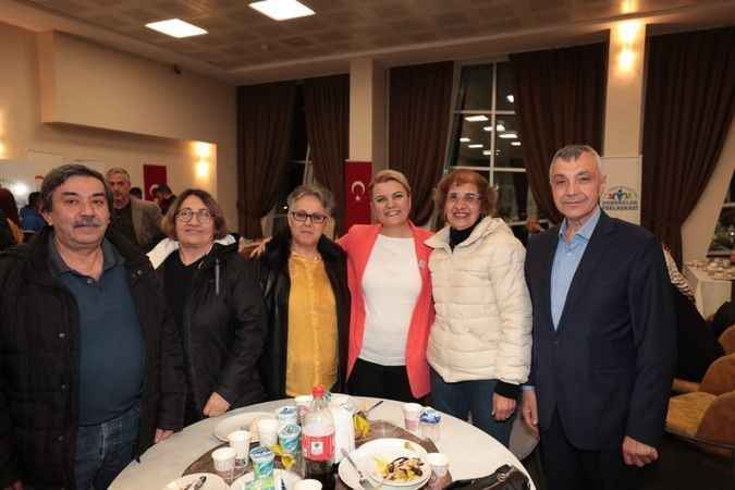 İzmit Belediyesi, iftar sofrasını bu yıl da muhtarlarla paylaştı