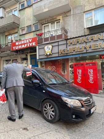 İzmit Belediyesi servis bekleyen işçileri ziyaretlerini sürdürüyor