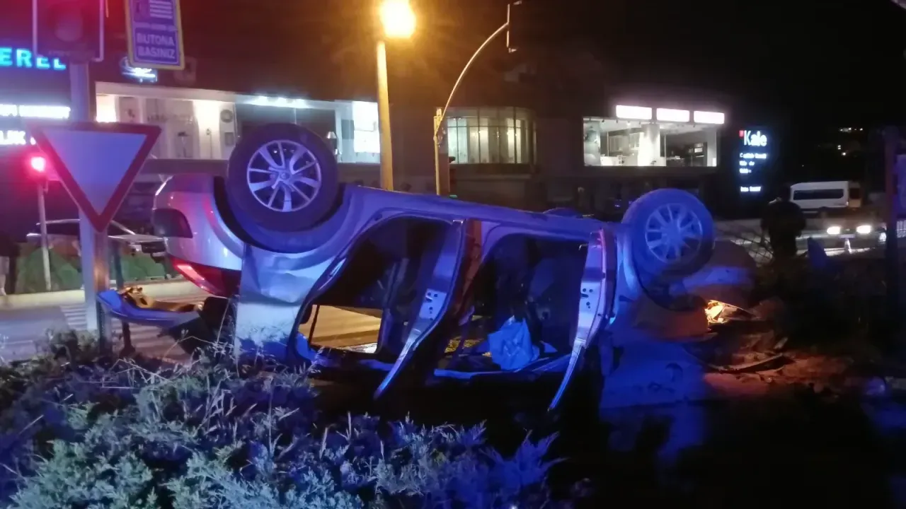 Motosikletle çarpışan otomobil takla attı: 1'i ağır 4 yaralı