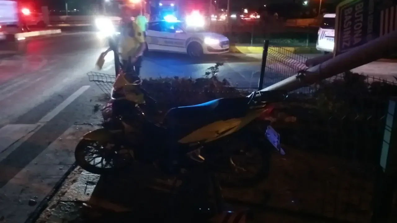 Motosikletle çarpışan otomobil takla attı: 1'i ağır 4 yaralı