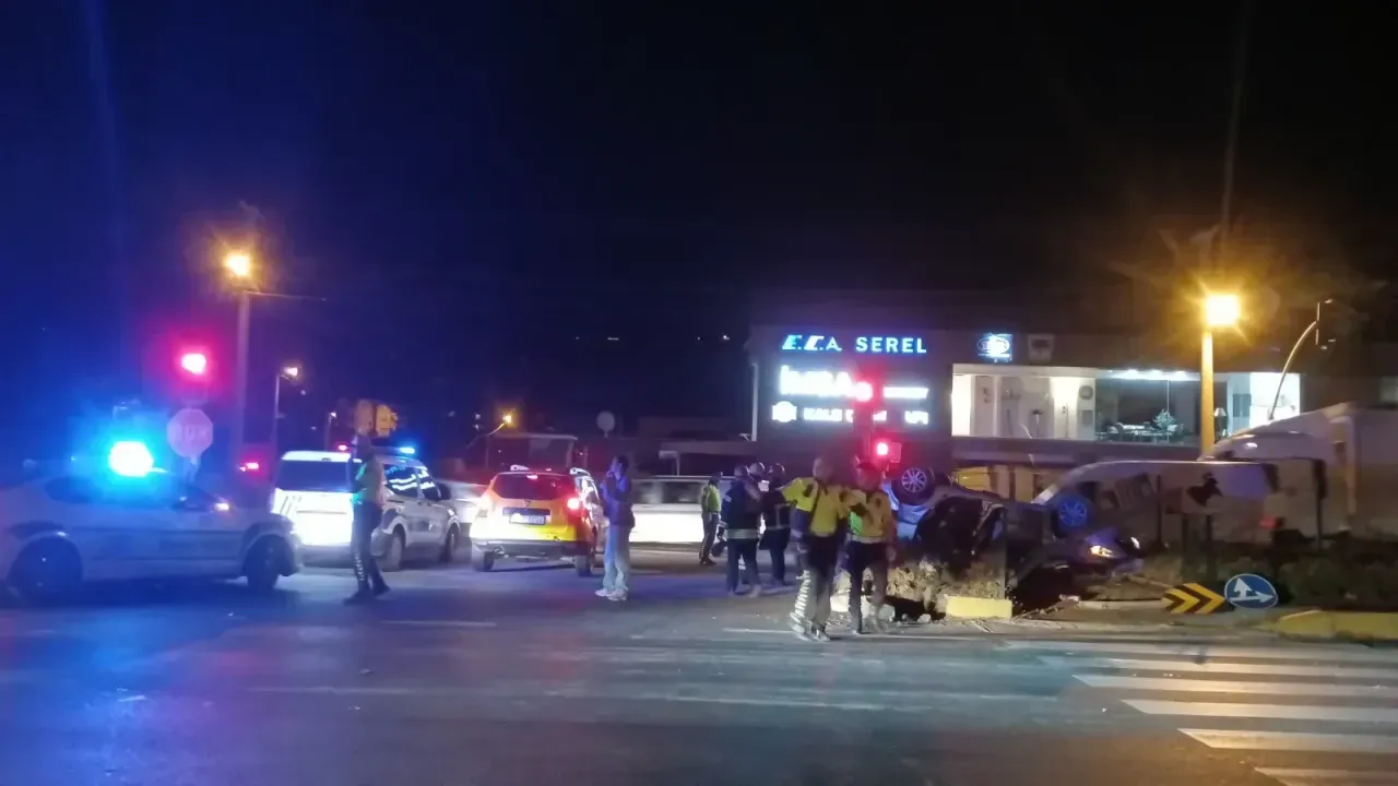 Motosikletle çarpışan otomobil takla attı: 1'i ağır 4 yaralı
