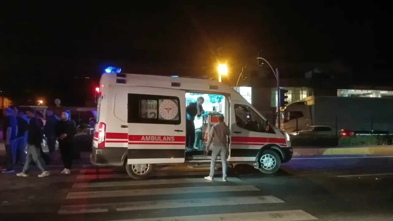 Motosikletle çarpışan otomobil takla attı: 1'i ağır 4 yaralı