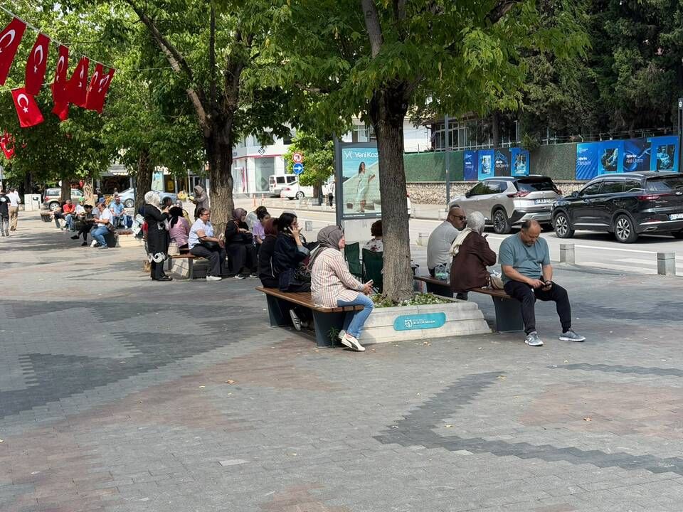 Adaylar ter dökerken veliler dua ediyor