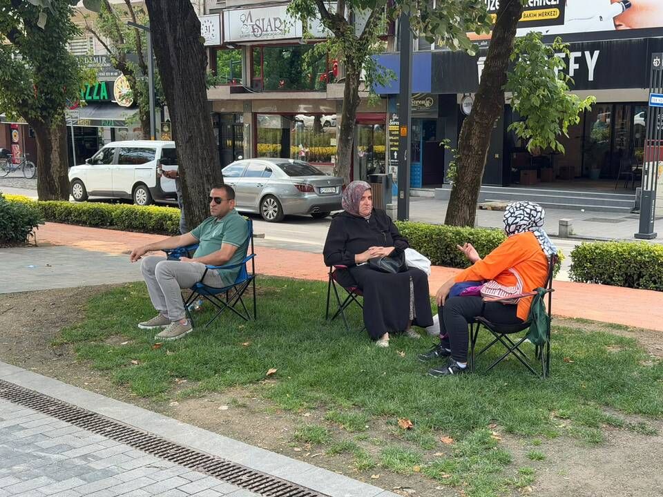 Adaylar ter dökerken veliler dua ediyor