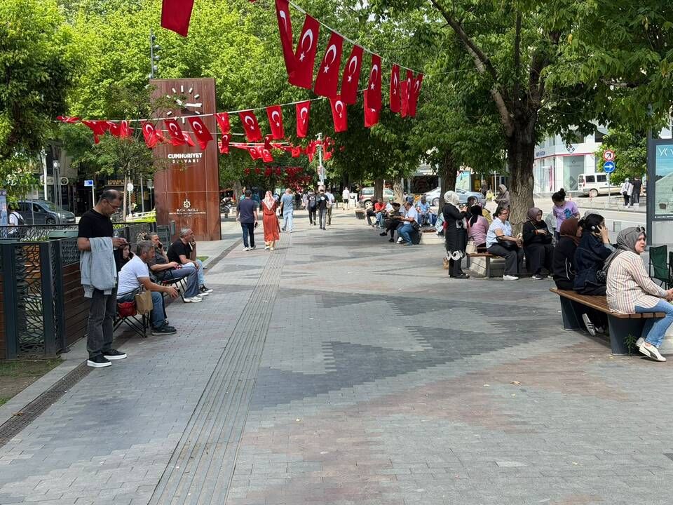 Adaylar ter dökerken veliler dua ediyor