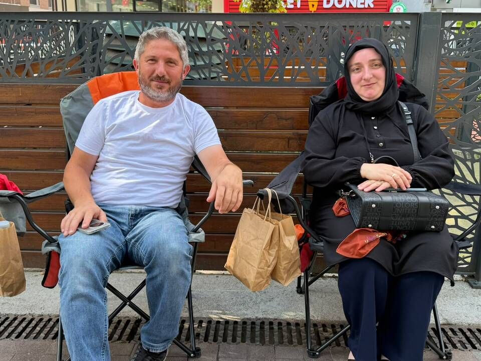 Adaylar ter dökerken veliler dua ediyor