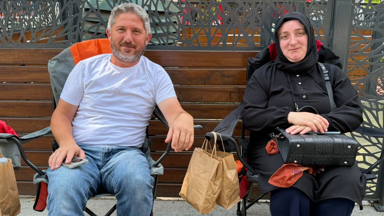 İçeride adaylar, dışarıda heyecanlı bekleyiş