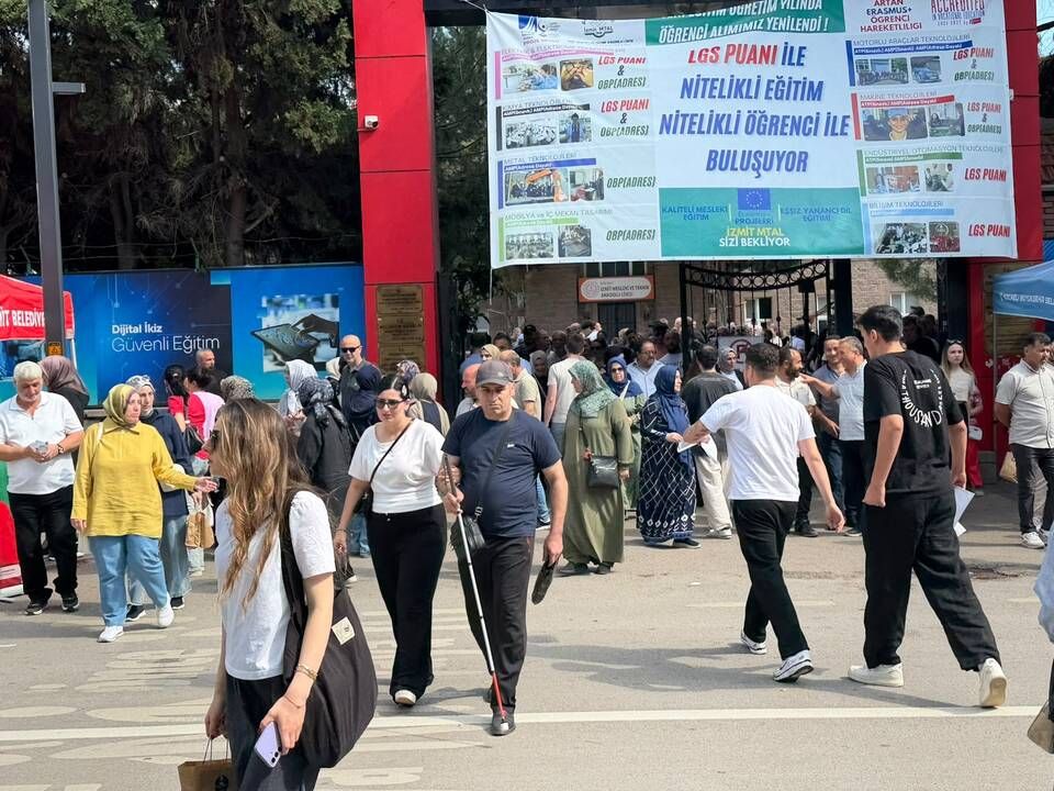 Adaylar ter dökerken veliler dua ediyor