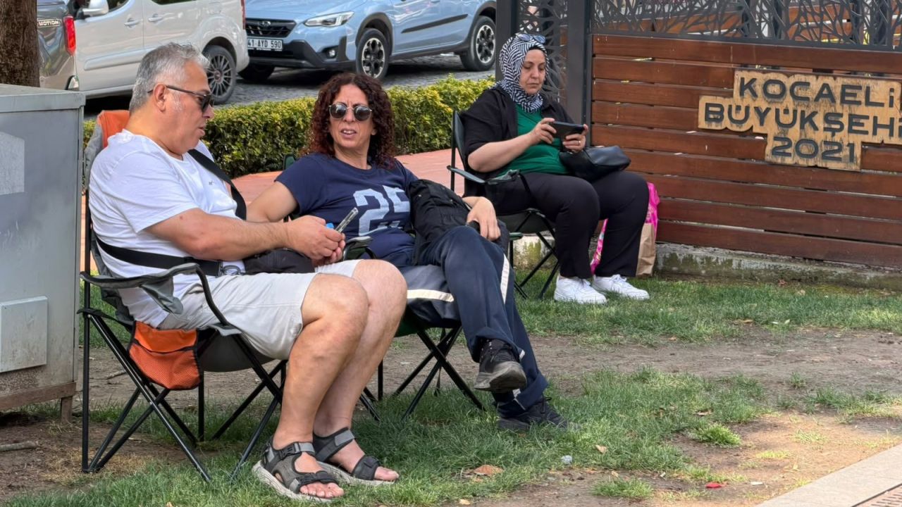 Adaylar ter dökerken veliler dua ediyor