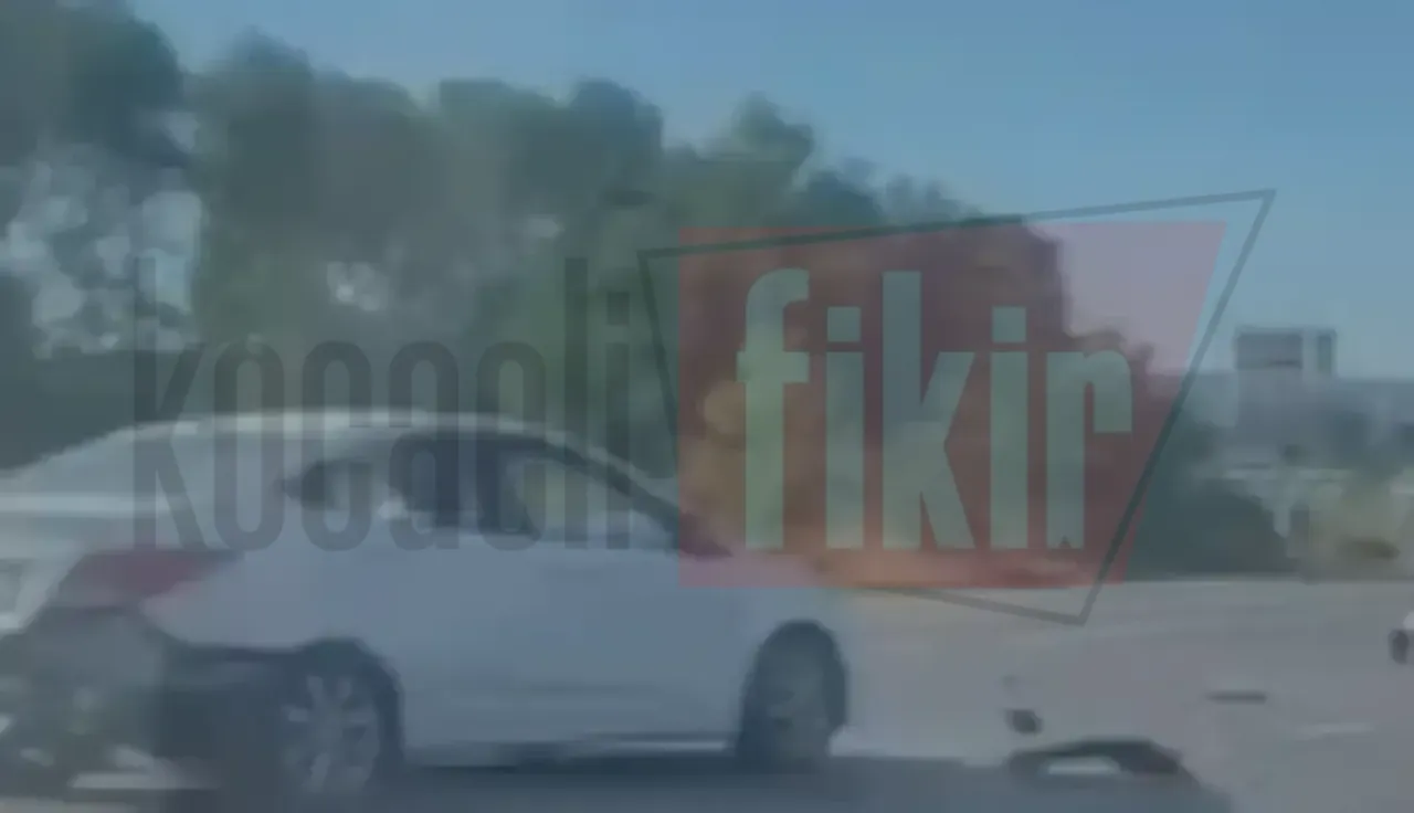 Akmeşe sapağında 2 araç arka arkaya çarpıştı