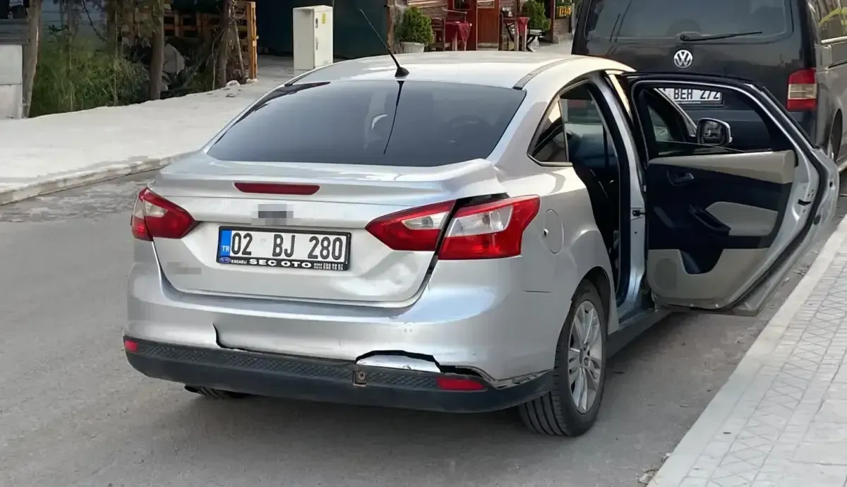 Alkollü sürücü önce araçlara çarptı sonra mağdurlara saldırdı