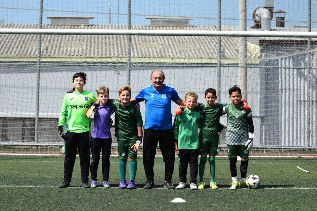 62 yaşındaki antrenör, oyuncu sanılınca sosyal medyada rekor kırdı! 