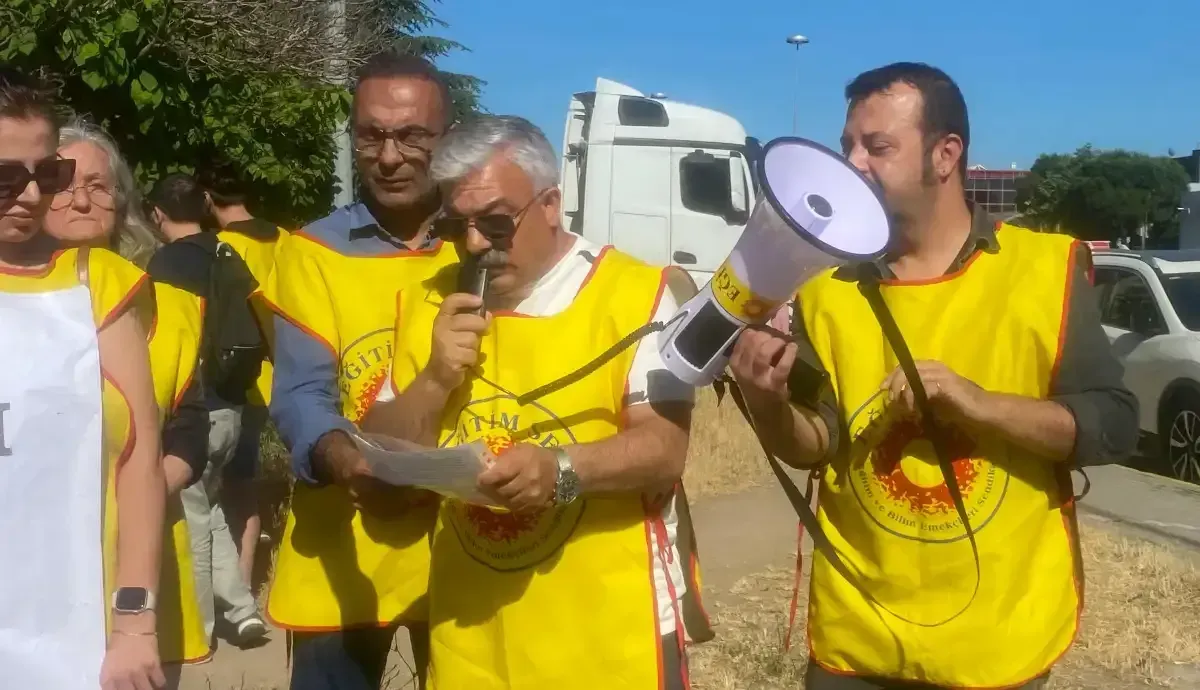 Ankara’da grevde olan öğretmenlere Kocaeli’den destek: İl Milli Eğitim Binası önüne siyah çelenk bırakıldı