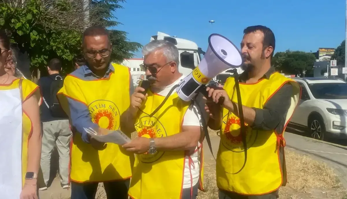 Ankara’da grevde olan öğretmenlere Kocaeli’den destek: İl Milli Eğitim Binası önüne siyah çelenk bırakıldı